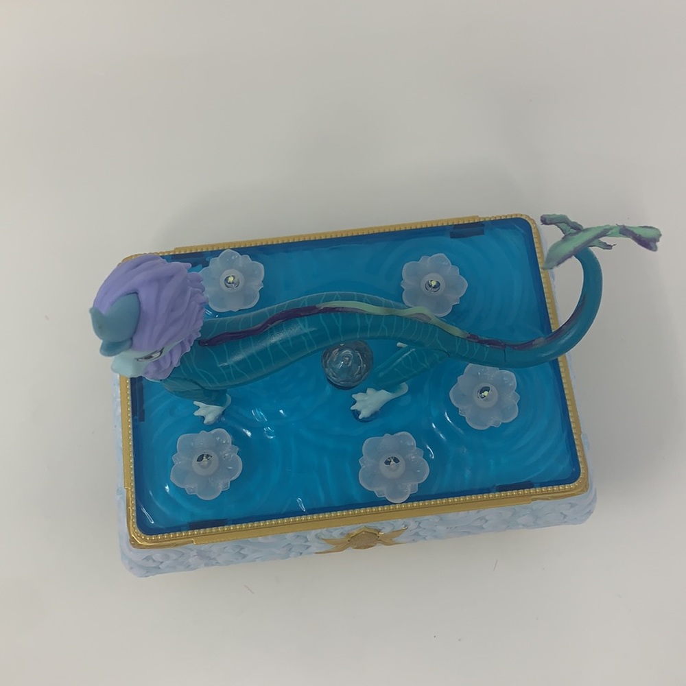 Disney Raya & The Last Dragon Sisu Jewelry Chest Box Changing Lights & Music - Picture 16 of 17